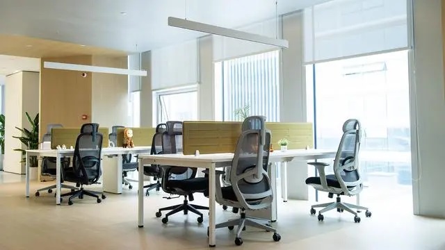 屏风办公桌助您打造一个理想的工作环境