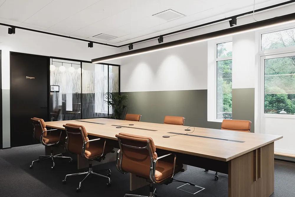 现代办公家具的设计哲学与实践